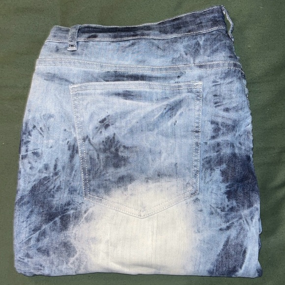 Blue Light Washed Jeans - Picture 2 of 4